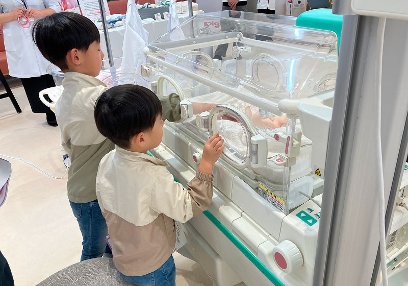 早産児デーイベント保育器