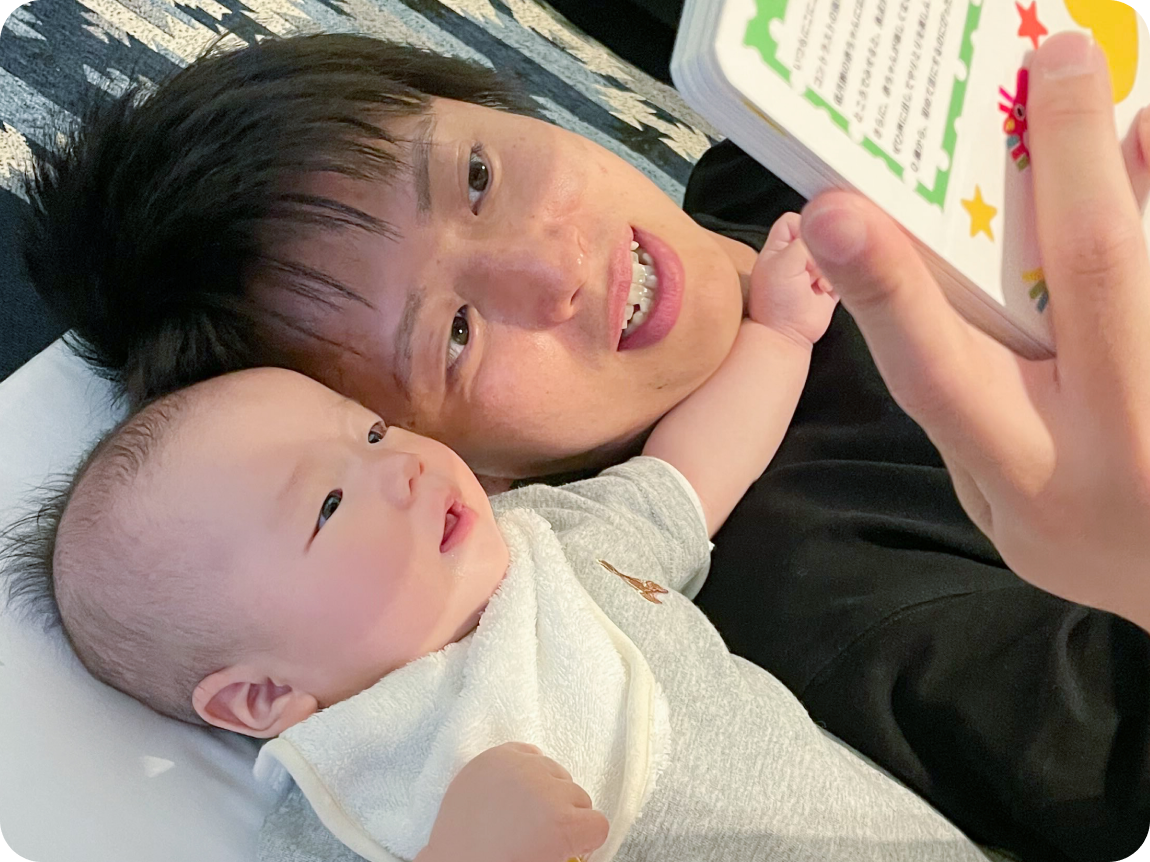 赤ちゃんと過ごす家族